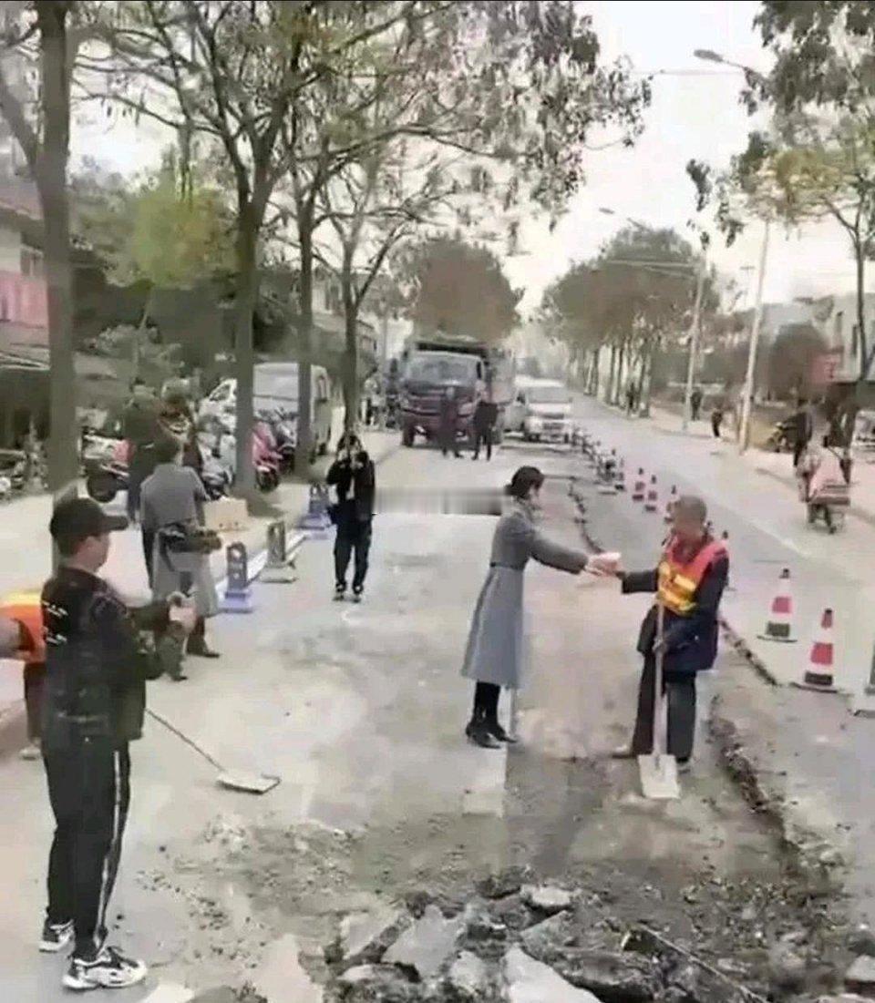 被第一张图感动，被第二张图恶心到了 ​​​