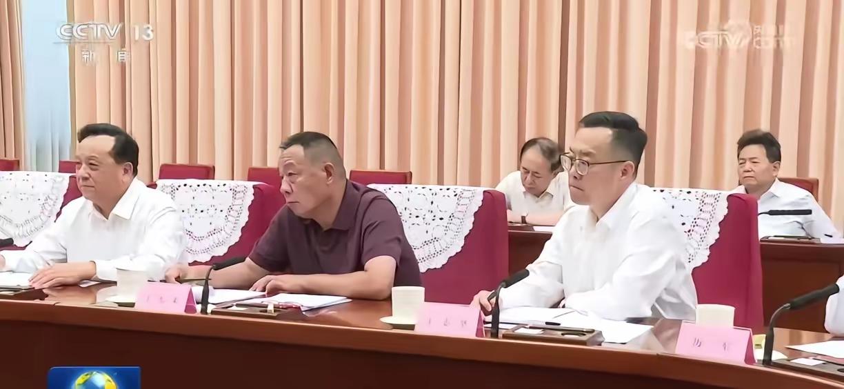 一场重量级座谈会，一眼就能注意到与众不同的于东来。在场其他企业家基本都是标准白衬