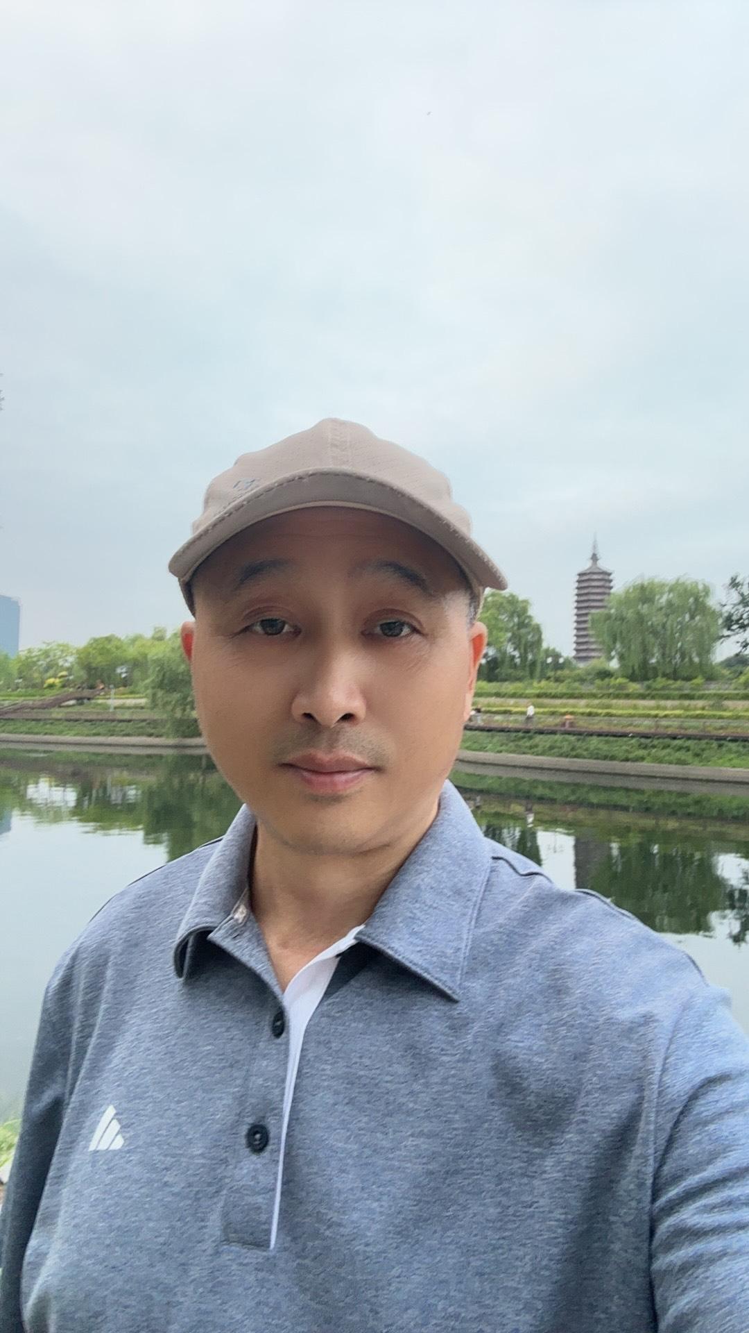 不管生活多难，都记得微笑，你的微笑就是你最好的风水，余生很贵，努力活成自己想要的