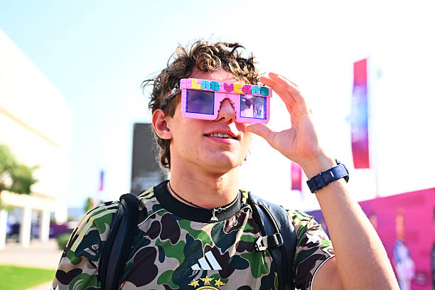 刚来到围场的安东内利戴上了上周F1拉斯维加斯大奖赛前三名拥有的乐高墨镜🕶F1赛