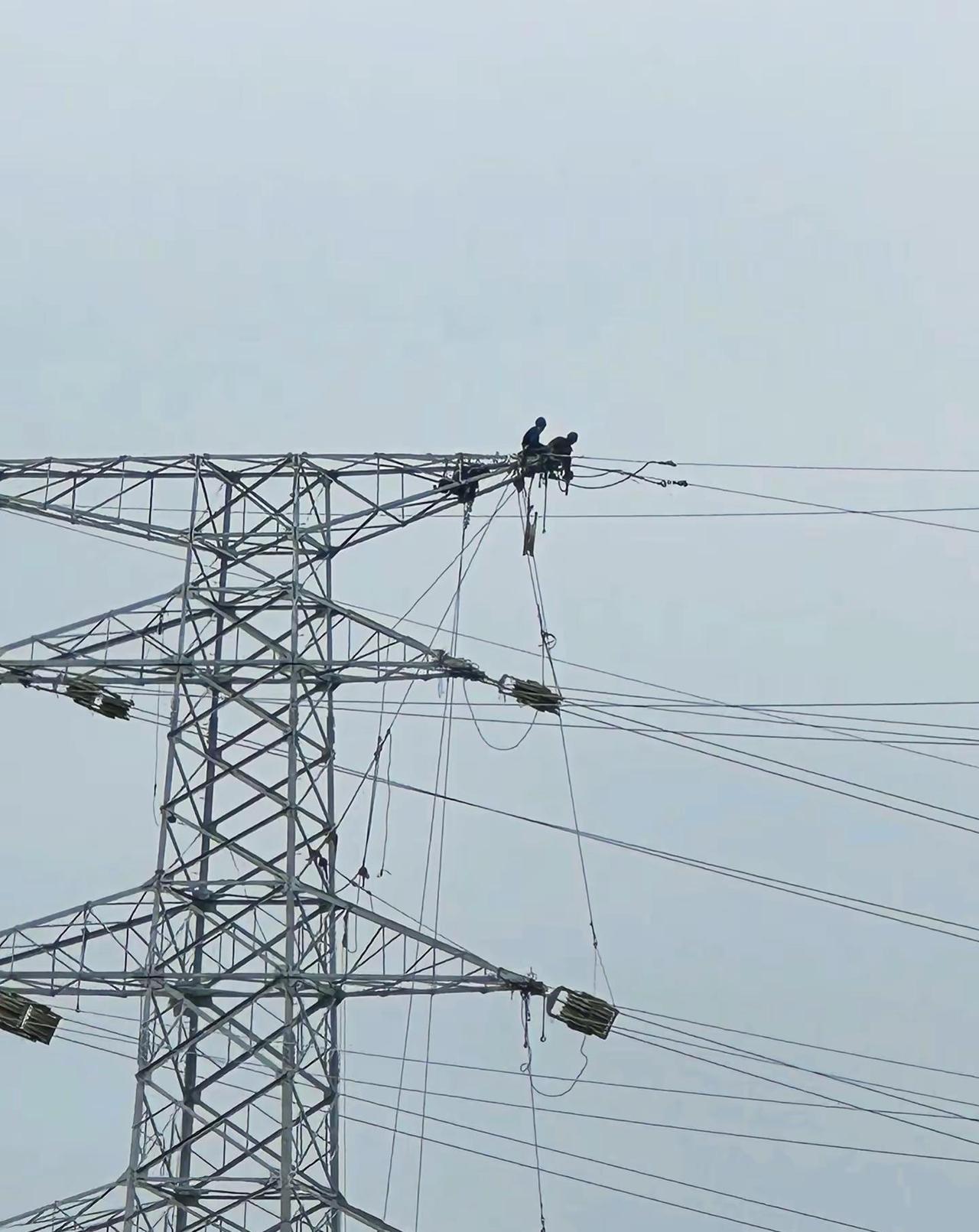 尊重每一个行业的人，真的很不容易。国家电网 电力施工 高压线  电力工程