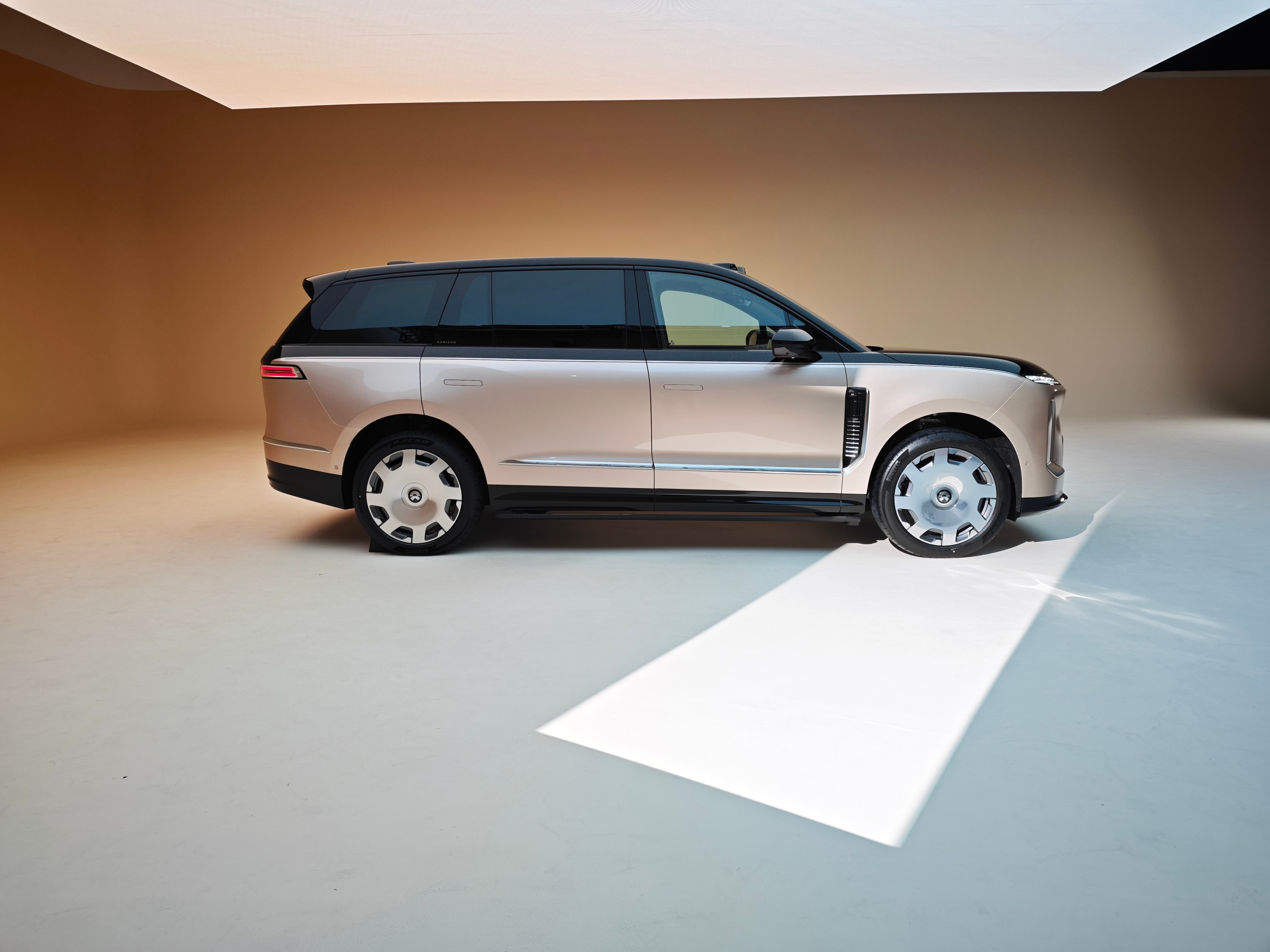 蔚来es9 特别版和白色版本，大家更喜欢哪个？蔚来