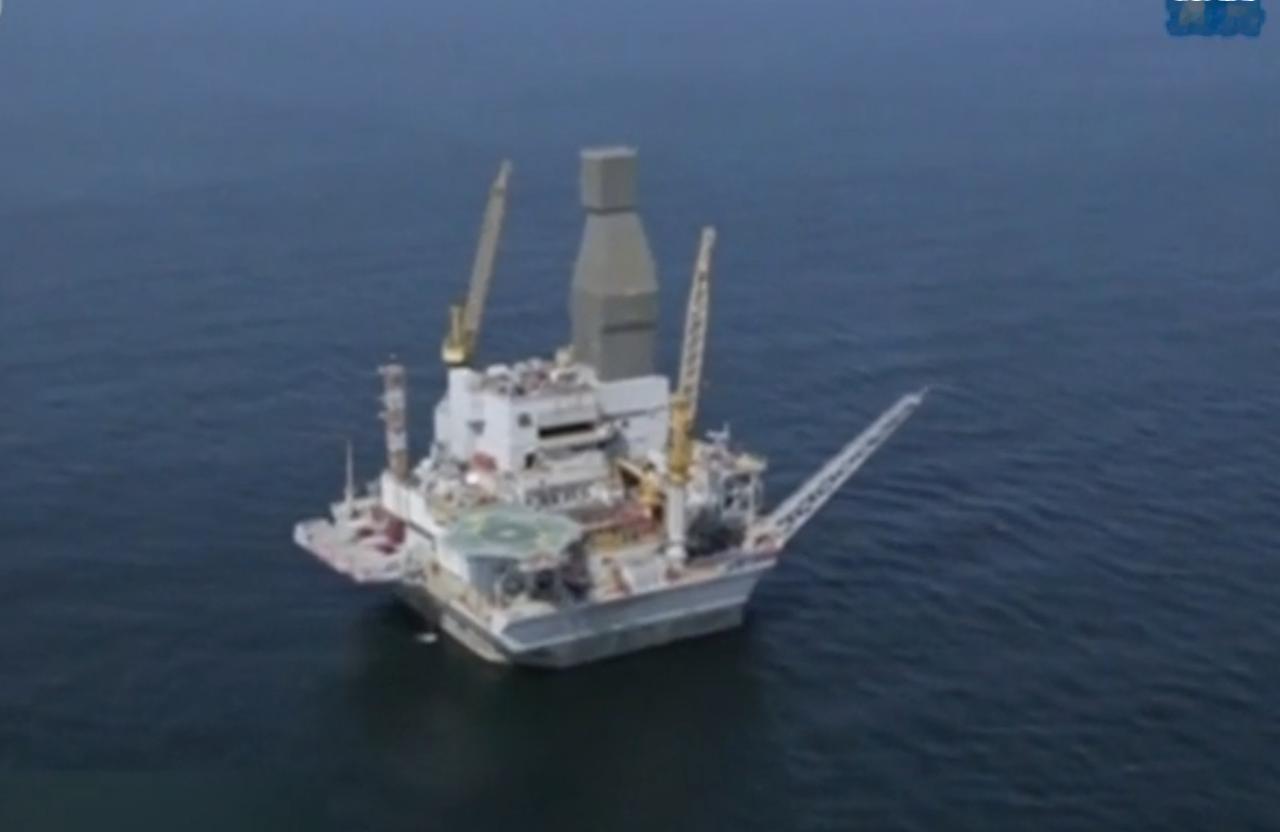 新一轮冬季风暴正袭击美国东南部，强降雪导致道路积雪结冰，能见度骤降，车辆艰难行驶