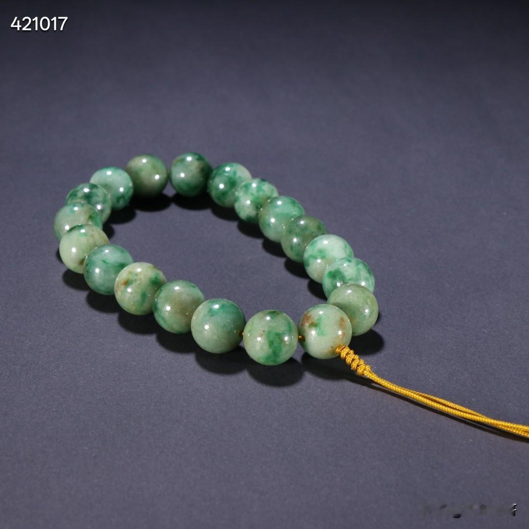 清代 翡翠十八子手持。
规格-珠径1.26cm