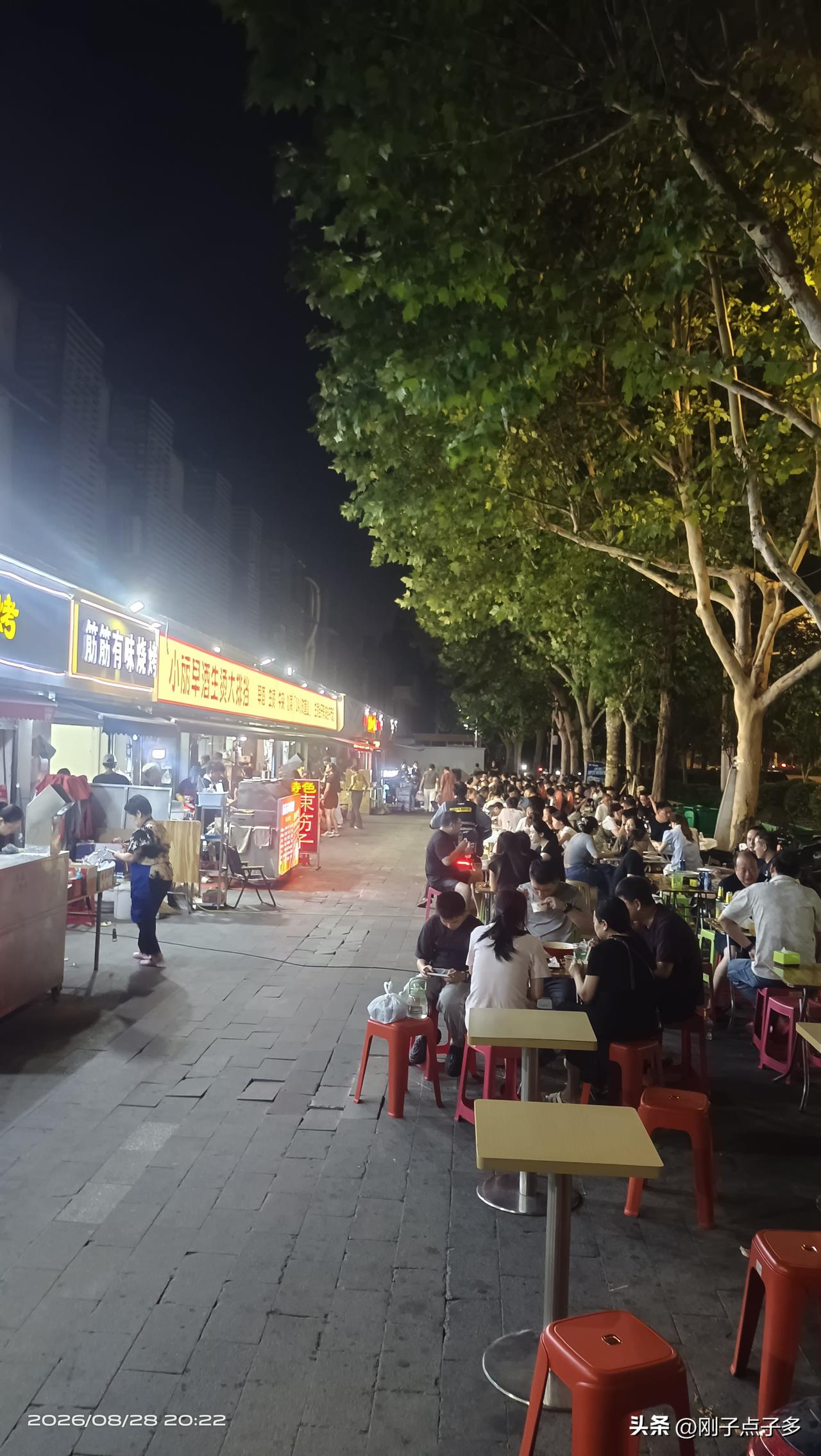消费都降级这么狠了吗

昨天周六，我骑着电动车带伢去江汉路逛商场。一楼三家奶茶店
