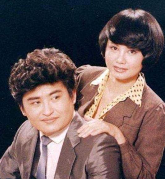 1987年，刘欢对主持人卢璐一见钟情，相识仅9天就认定了彼此，决定登记结婚。没想