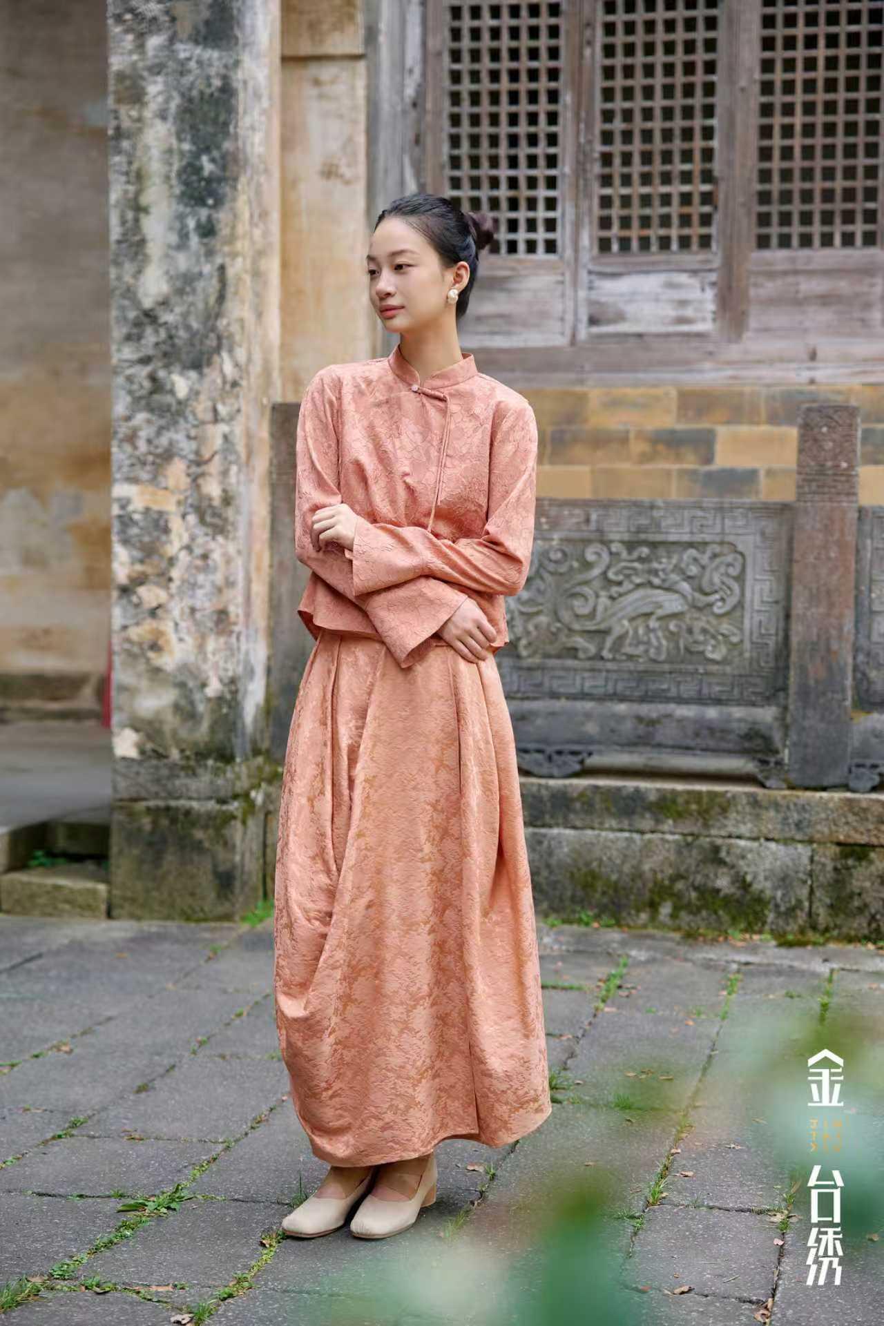 循秋之旅
松量包裹，静谧前行
逐风所向，怀野万象
上衣
半裙
金台绣女装