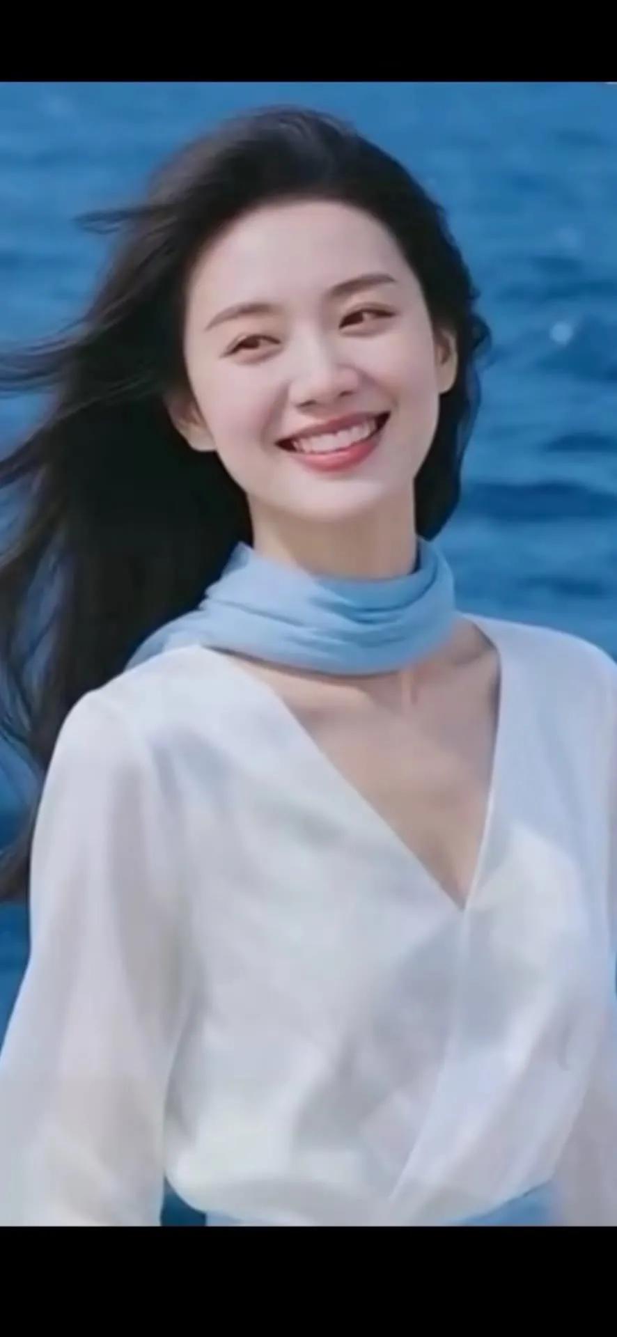 海边漫步，清风拂面，笑靥如花