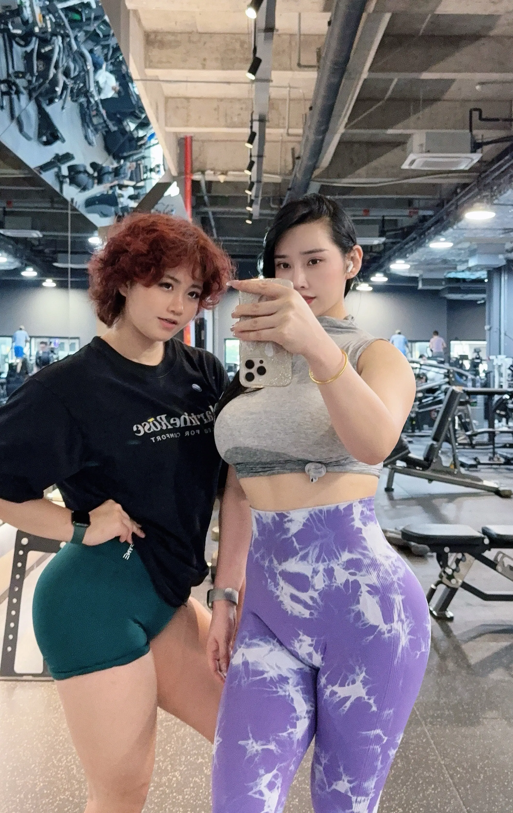 两个加起来300斤的女人