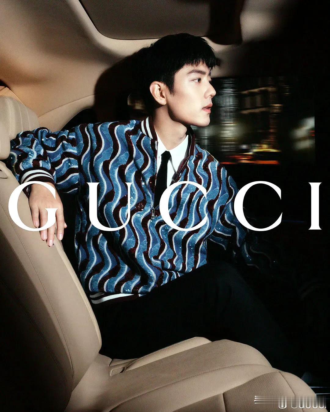 这是Gucci的新广告啊，没见过，这身衣服很风流倜傥啊