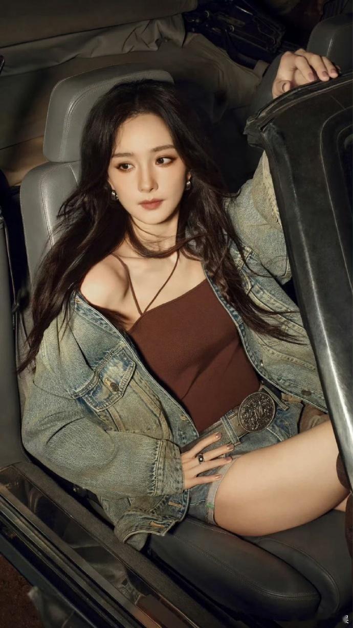 #杨幂剪影好A##杨幂美拉德机能风# 杨幂的这次美拉德和机能风的结合，剪影含金量