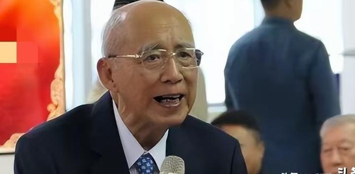 吴伯雄此前的担忧还是照进现实了。马英九基金会的这场风波愈演愈烈，绿营正隔岸观火。