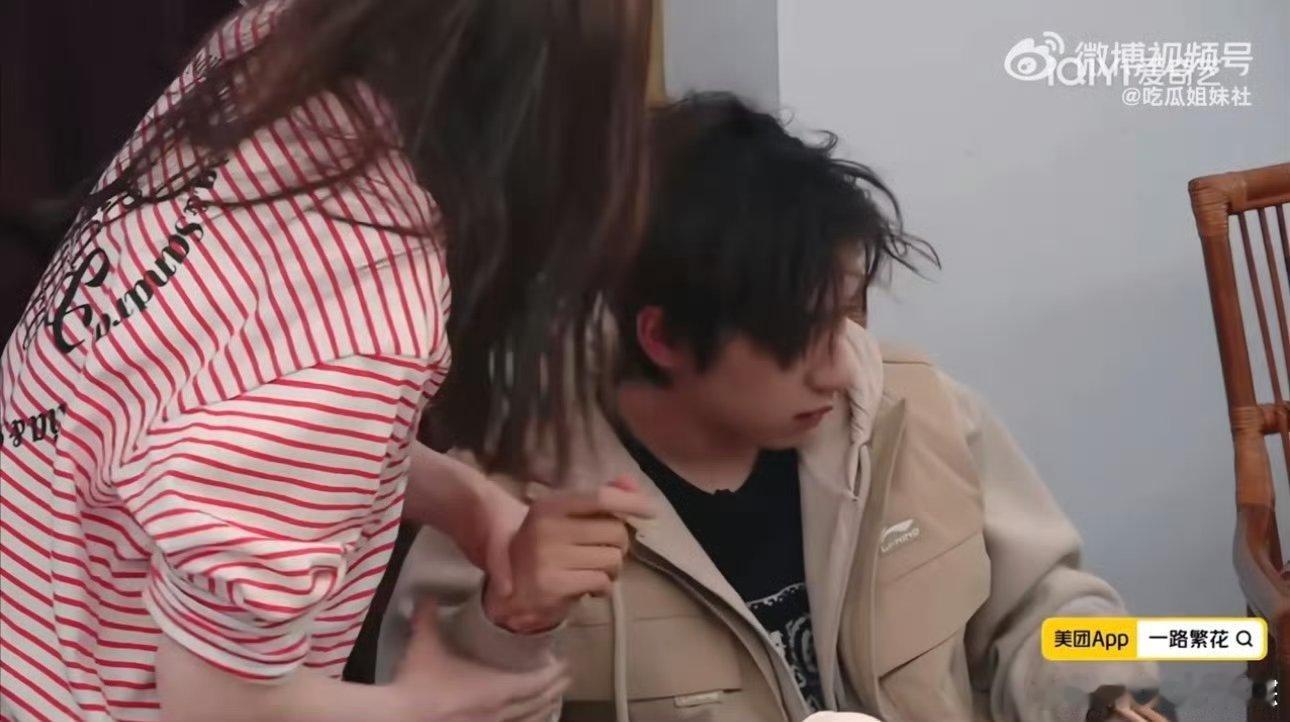 蔡明小发雷霆  蔡明的小发雷霆，角落里摔抱枕并拿走，可爱的动作，让人印象深刻。 