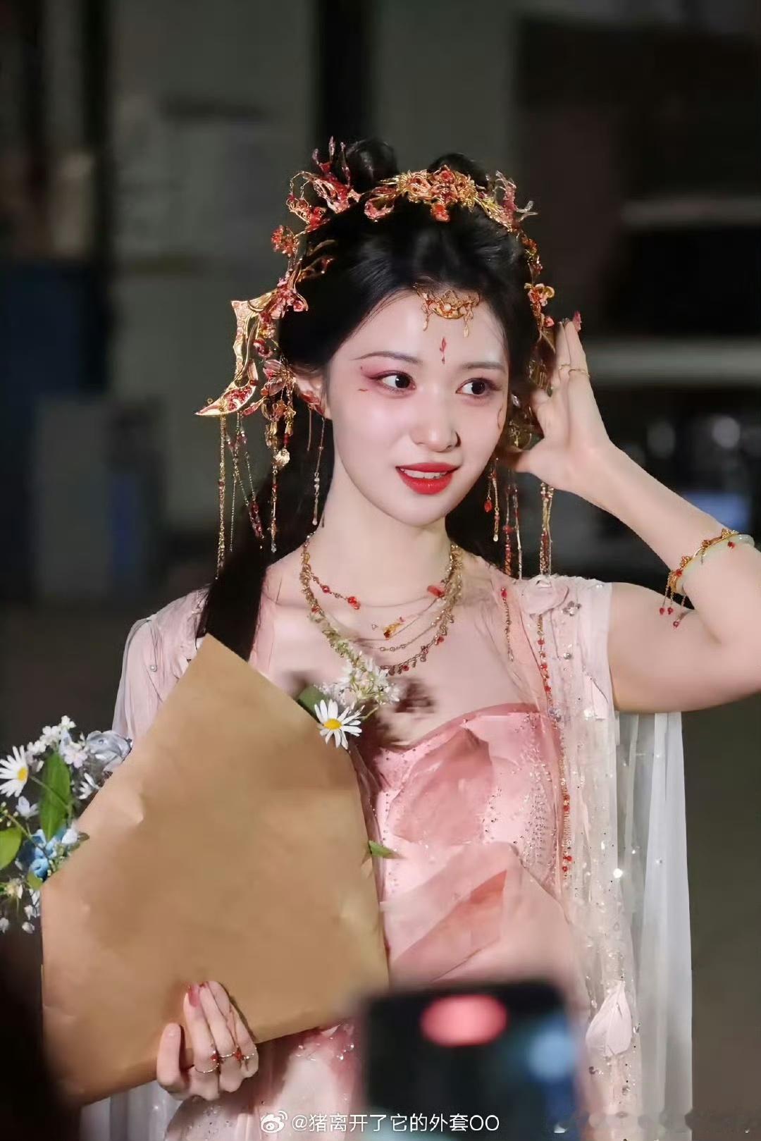 娱乐[超话]王楚然成何体统杀青应援排面 王楚然《成何体统》杀青啦！好美的王楚然，