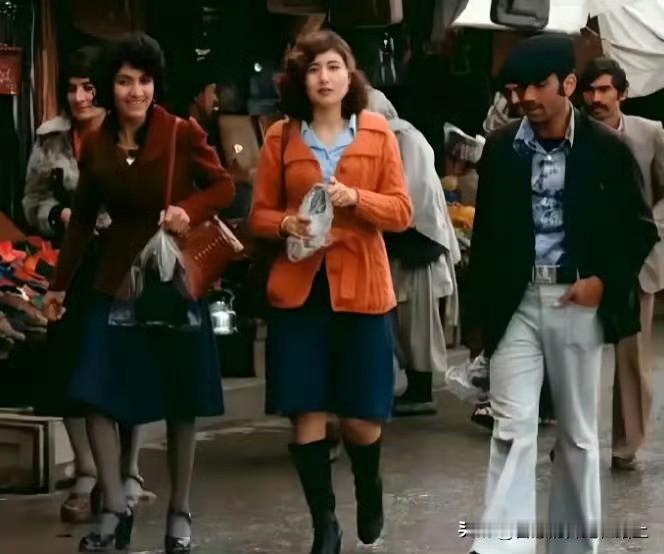 很难想象，阿富汗永久禁止女性上学，看图，这是上世纪六七十年代，阿富汗女性着装。