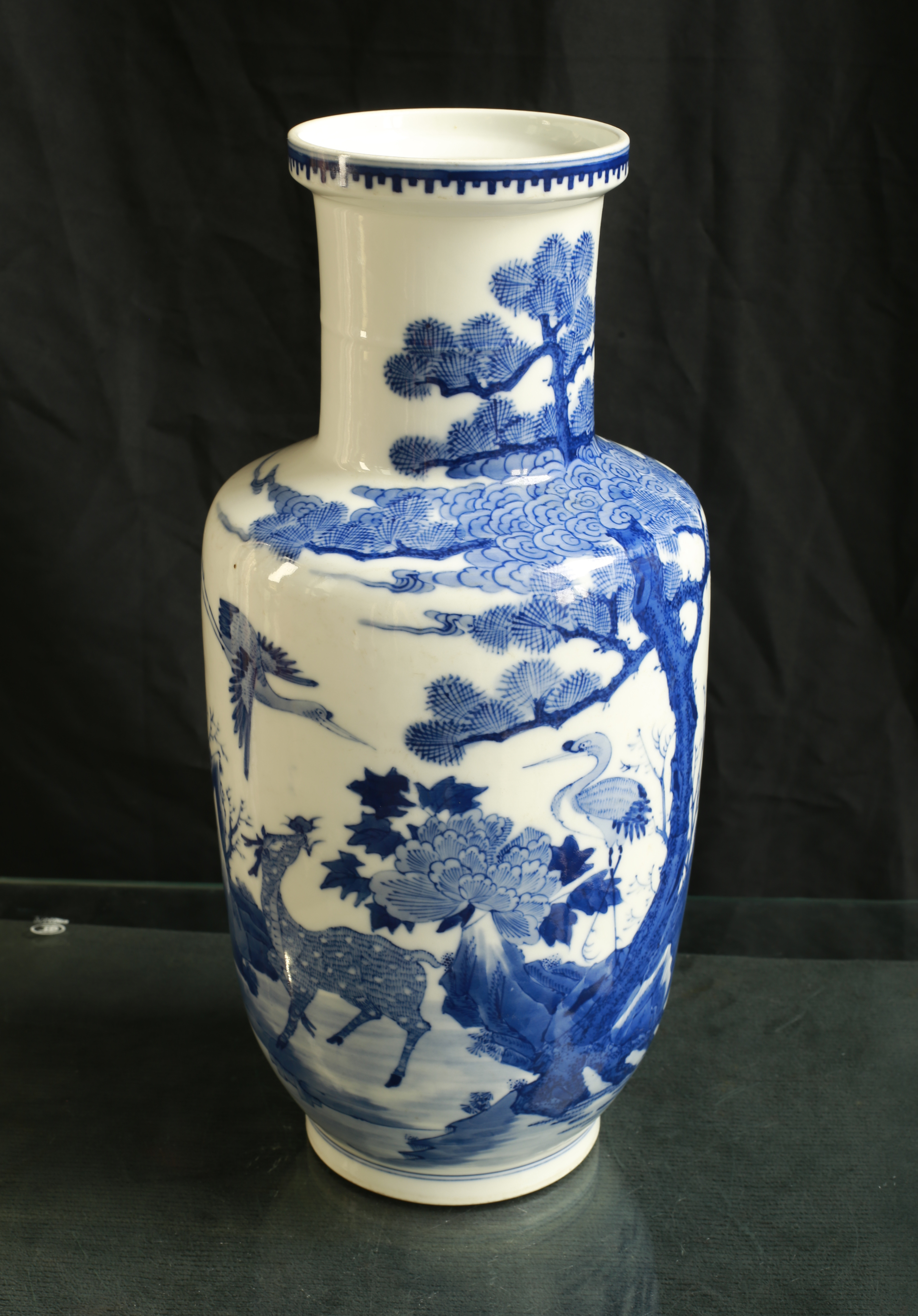 清光绪 . 青花鹿鹤同春纹棒槌瓶一件尺寸：高36厘米，腹径17厘米，底径10.7