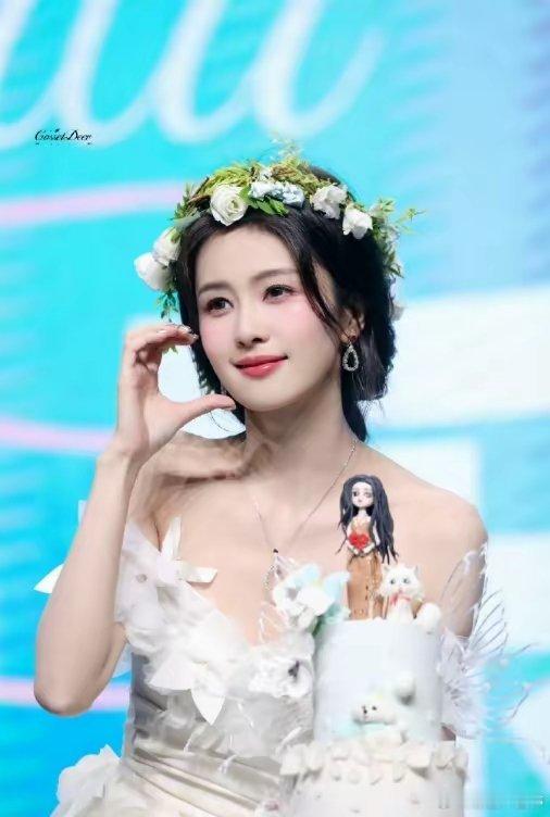 #白鹿哭了#今天的生日会，鹿鹿为粉丝精心准备了足足一个多月，还把家人也带来了现场