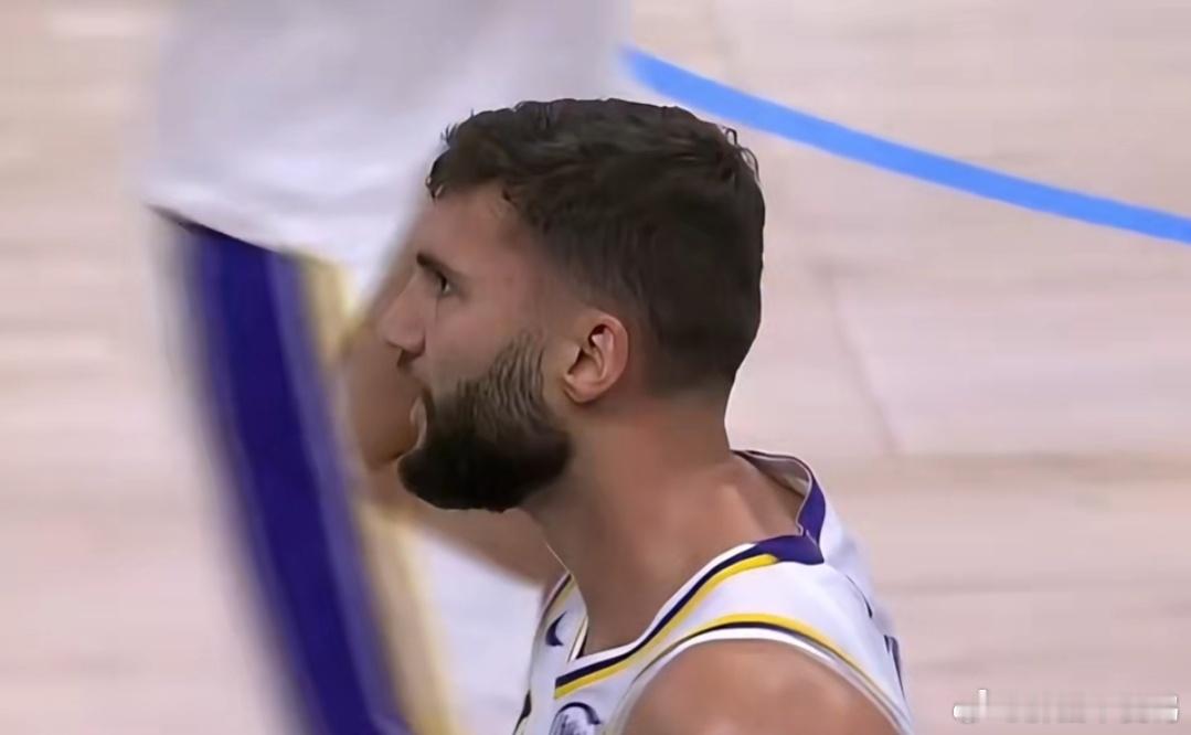 什么艾顿伤了！可乐杯的机会来了？就在今天对战爵士的比赛中，艾顿只打了13分钟就没