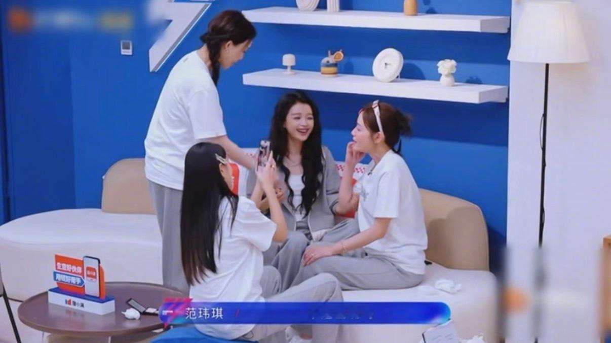 孙怡叶一茜互相化妆谁能不笑 救命！孙怡给叶一茜化的妆，大概是把“膨胀色”理解成“