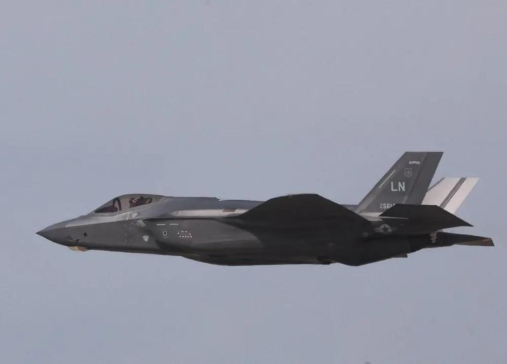 【伊朗伊斯兰革命卫队19日称击中了一架美军F-35型隐形战斗机，对其造成严重破坏