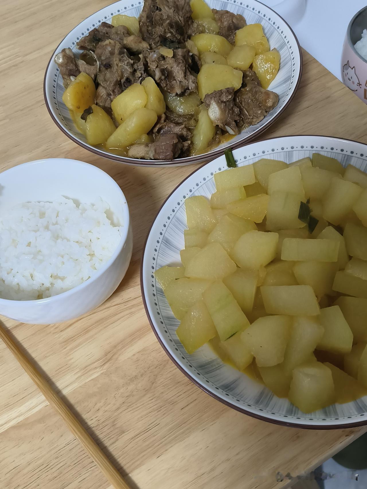 今天买了一个收纳箱，
没想到到了之后，
发现买大了。

本来准备放进柜子里面，