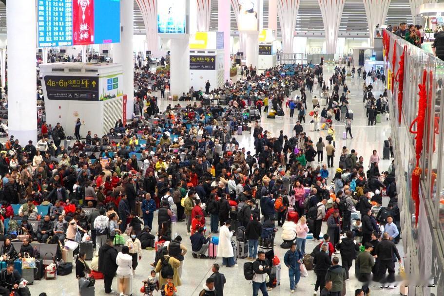 新年生活图鉴2月16日（除夕），春运进入第15天，国铁广州局预计发送旅客140.