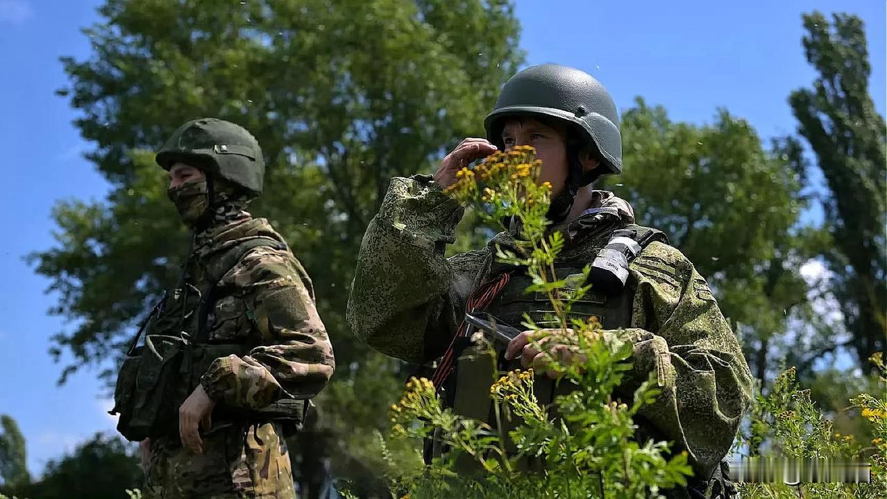 俄国防部宣称：俄武装部队已向乌格列达尔地区的康斯坦丁诺夫卡前进！

26日俄罗斯