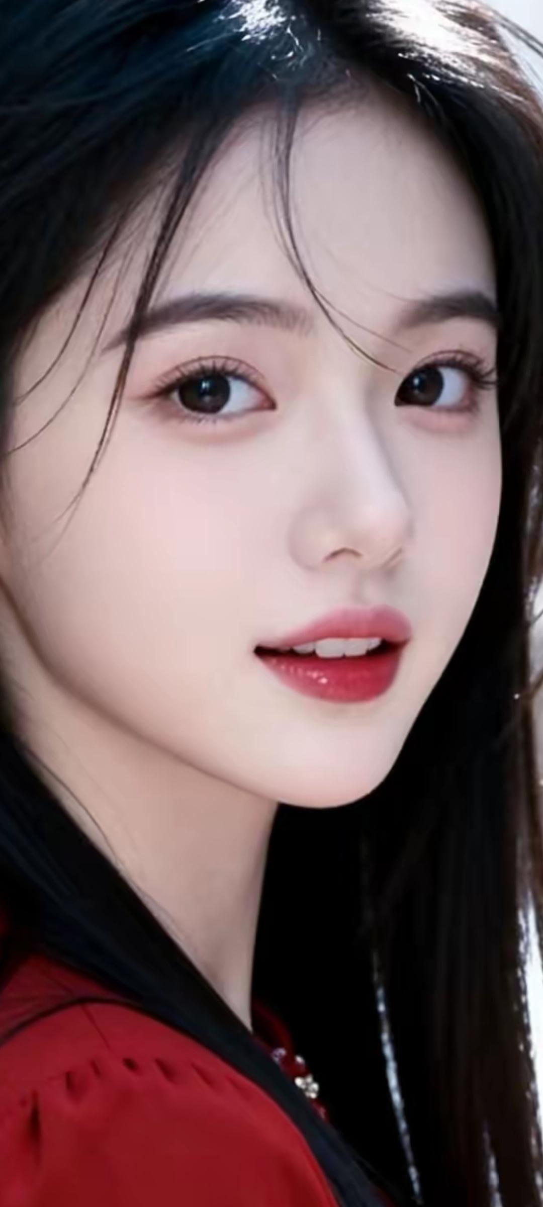 甜美少女风，红唇诱惑，白皙肌肤，黑发飘逸，清新自然。