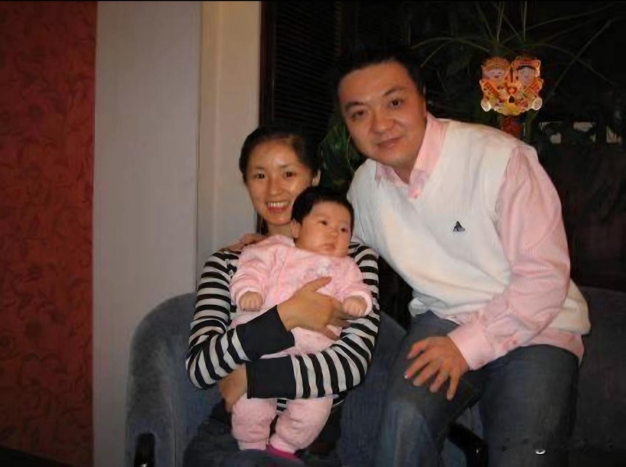 她是胡艳，曾是青年演员，选美比赛冠军，是董路的妻子。
比董路小15岁，他们200