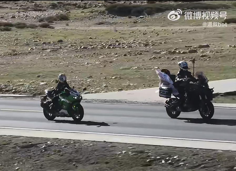 109国道往拉萨方向，一名女骑士高速追火车，结果和一辆左转的小车追尾，不知道人怎