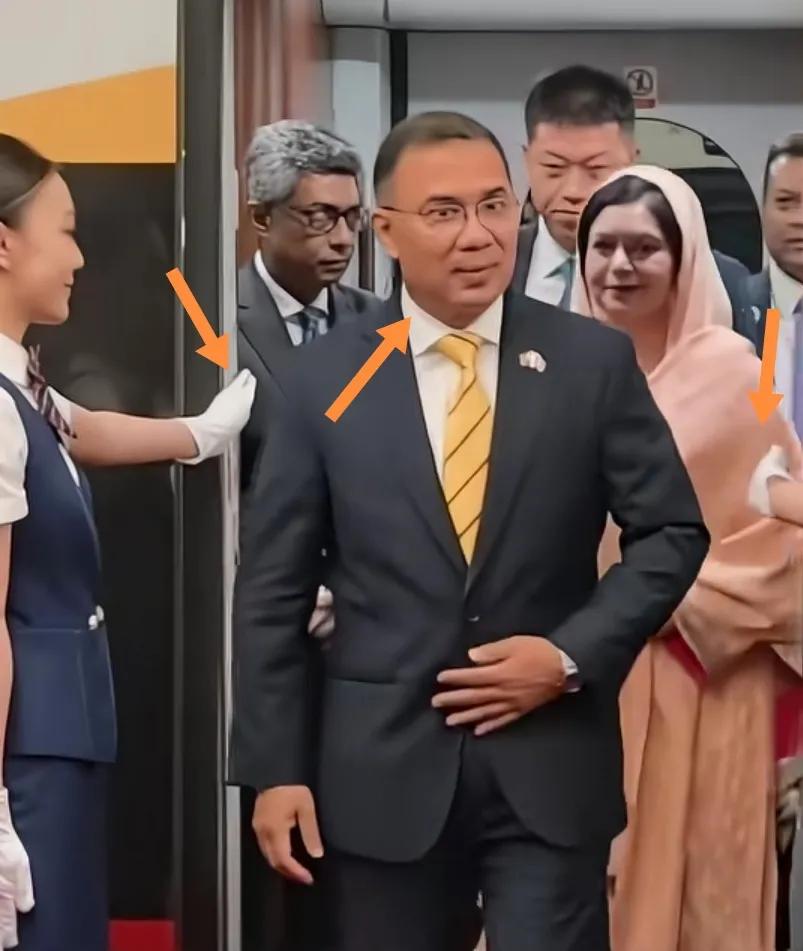 孟加拉国总理塔里克出高铁门“工作人员”戴白手套防护两侧。