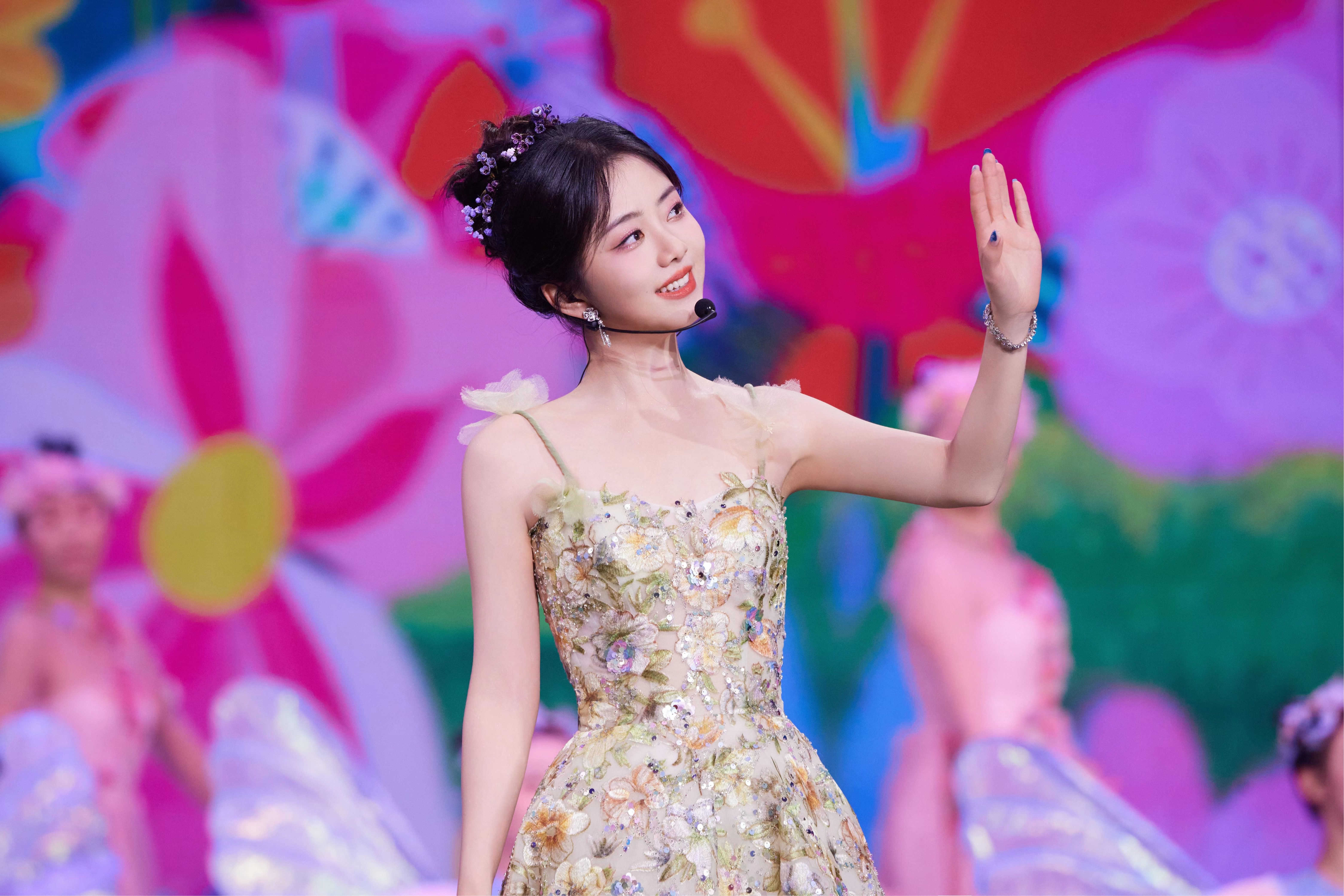 #谭松韵[超话]#  📷 #北京台春晚# 带着对春天的美好期待，我们一起踏上前