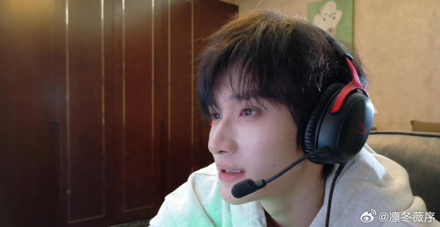 余宇涵直播 颜值在线，笑容迷人，直播中的每一个细节都散发着熟悉的魅力，让人忍不住