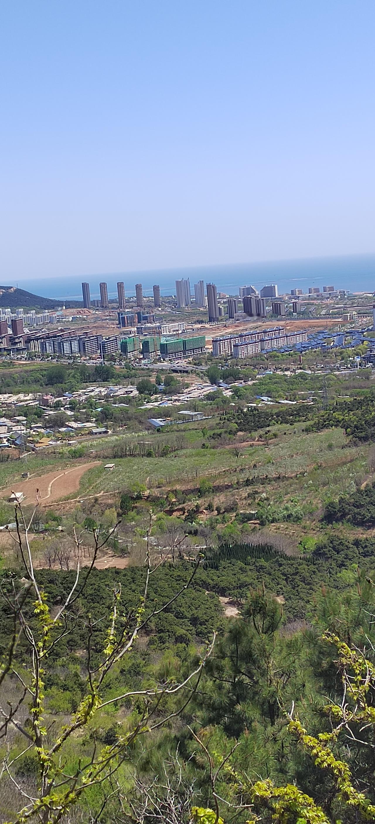 五一登兴城首山记
五一的风，携着渤海畔独有的温润，驱散了城市里积攒的喧嚣，也牵引