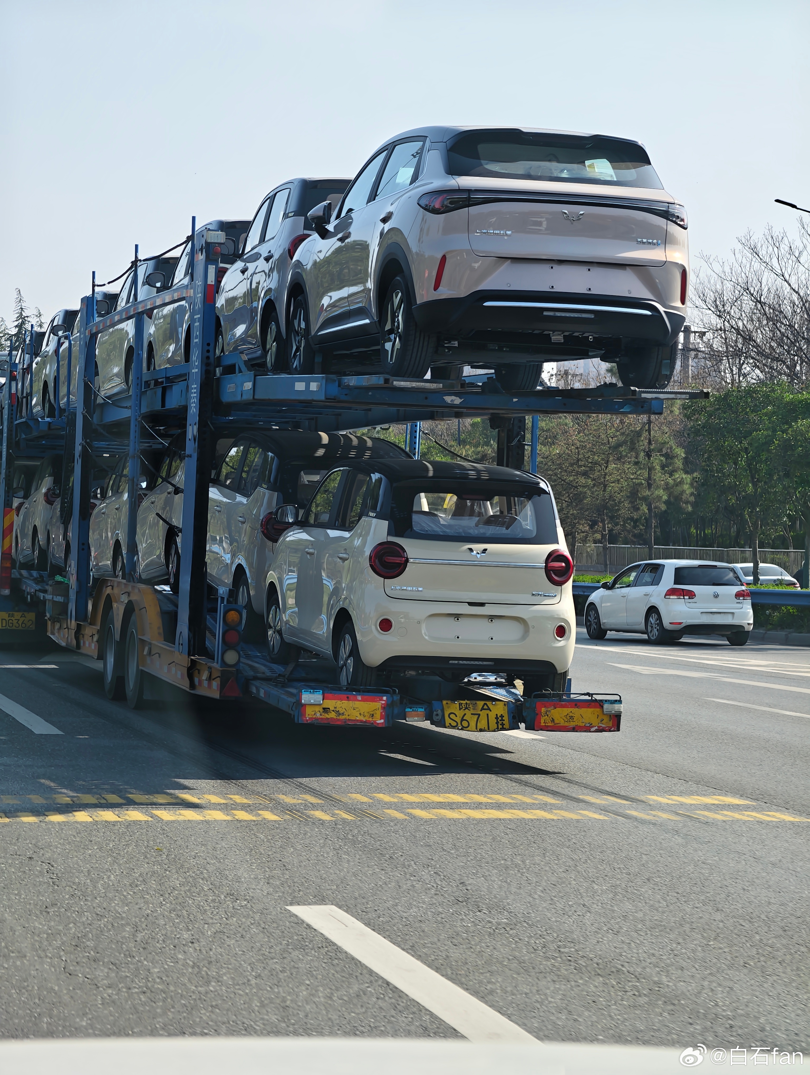 回家路上遇到了五菱如今最热门的两款车第五代宏光MINI EV和缤果S尤其是这次的