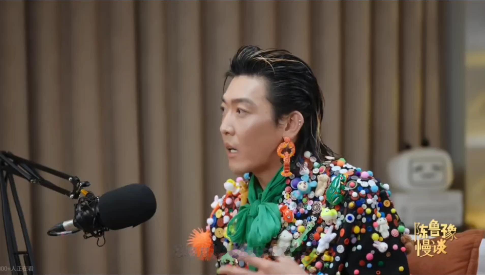 姜思达破产后卖包给员工发工资姜思达真的很实在！自己手里没有任何储蓄了，就变卖了自