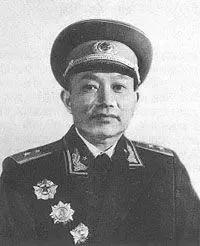 1942年，一名伪军跑到八路军司令部，从身上掏出一只棉鞋，司令员易良品看到后，脸