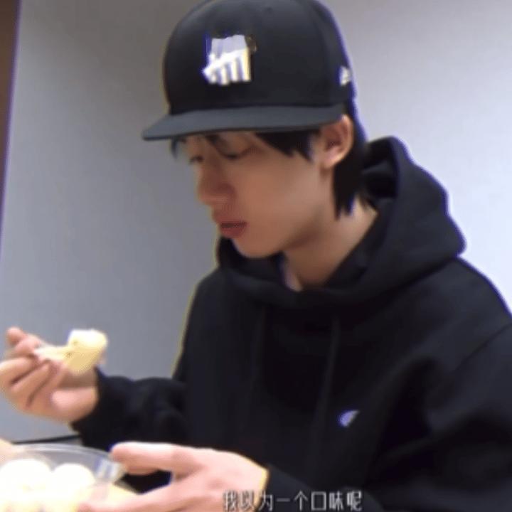 笑得难受🤣这个筷子就这样留在嘴边 