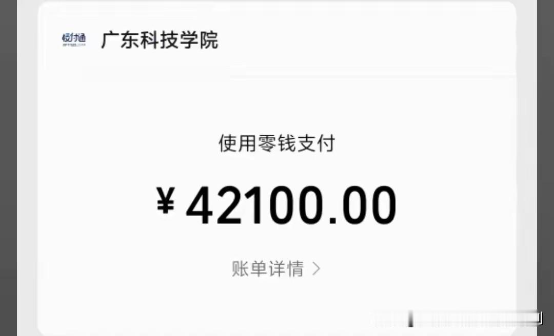 查分那晚，儿子躲屋里没出来，孩子爸一支接一支抽烟，烟灰缸满了，窗台还撂着三根烟屁