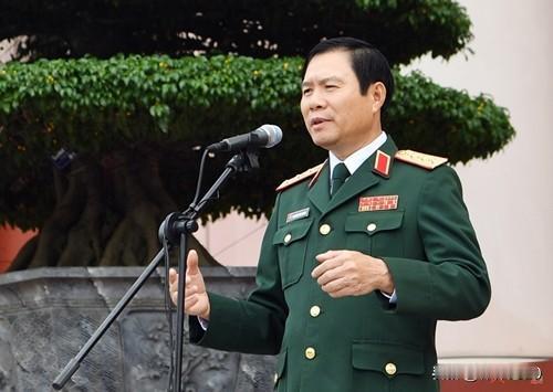 越军总参谋长阮新疆上将与总参第144警卫旅服役满期士兵会面
越军总参谋长、国防部