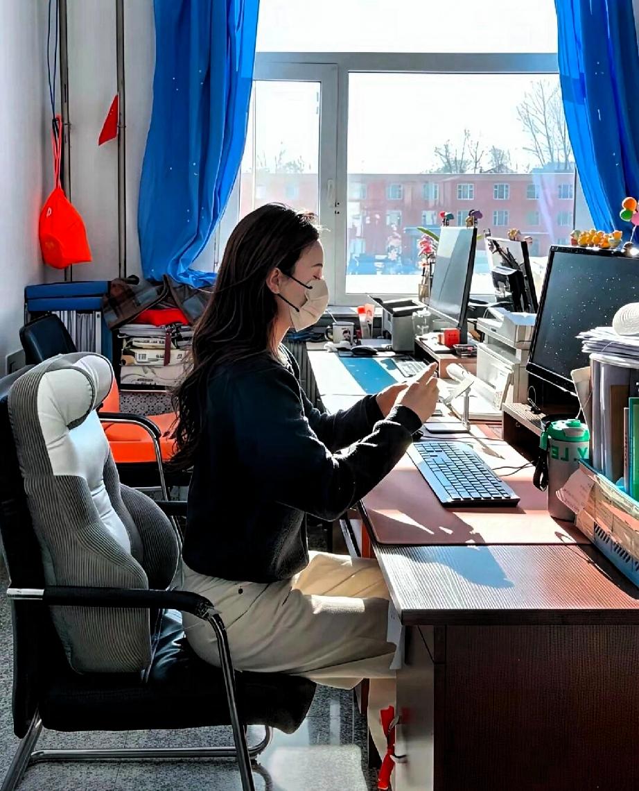 体制内工作最吸引人的，就是稳定带来的安全感。
旱涝保收：每月15号工资准发。就算