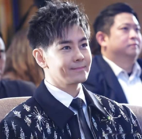 林志颖总算有了点“变化”！
不再似往昔那般仿佛永远停留在二十多岁的模样，
但怎么