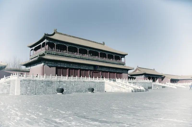 明朝之所以未能彻底解决蒙古问题，根源在于明蒙双方在广袤的地理环境、不同的经济结构