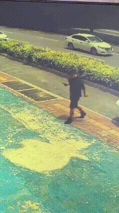 徒手硬拦溜车豪车！这份英勇可别模仿
 海南三亚豪车租赁店上演惊险瞬间。
顾客归还