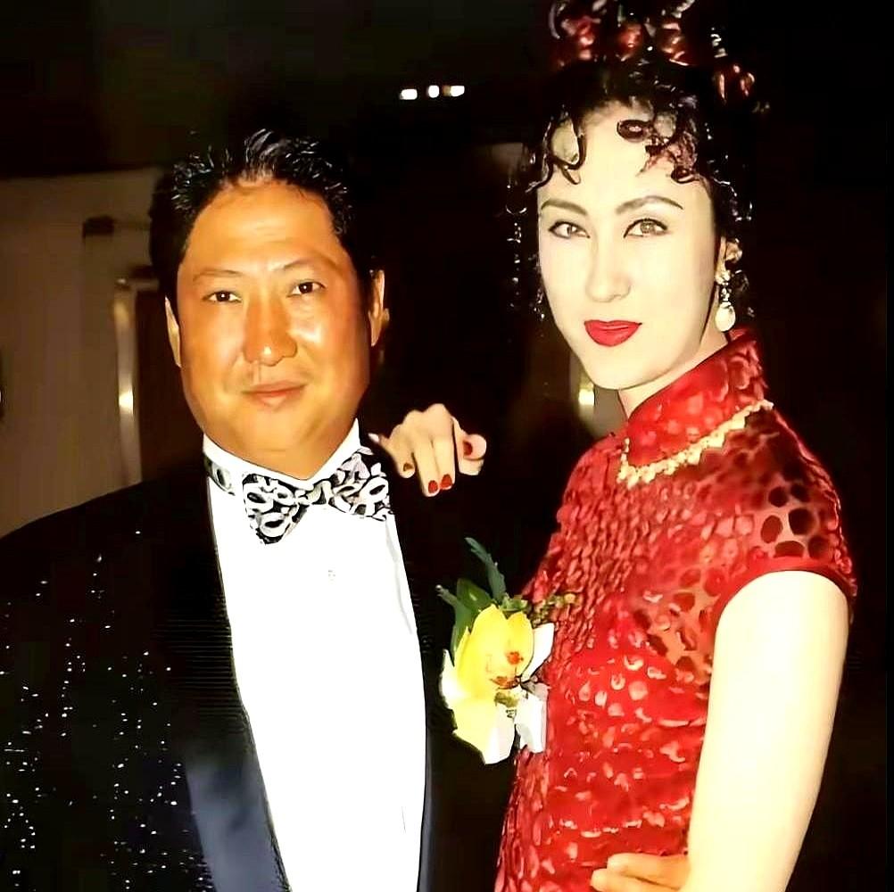 洪金宝自己都说了，婚姻就是“忍”。

74岁的他拄着拐杖走红毯，瘦了一圈但精神头
