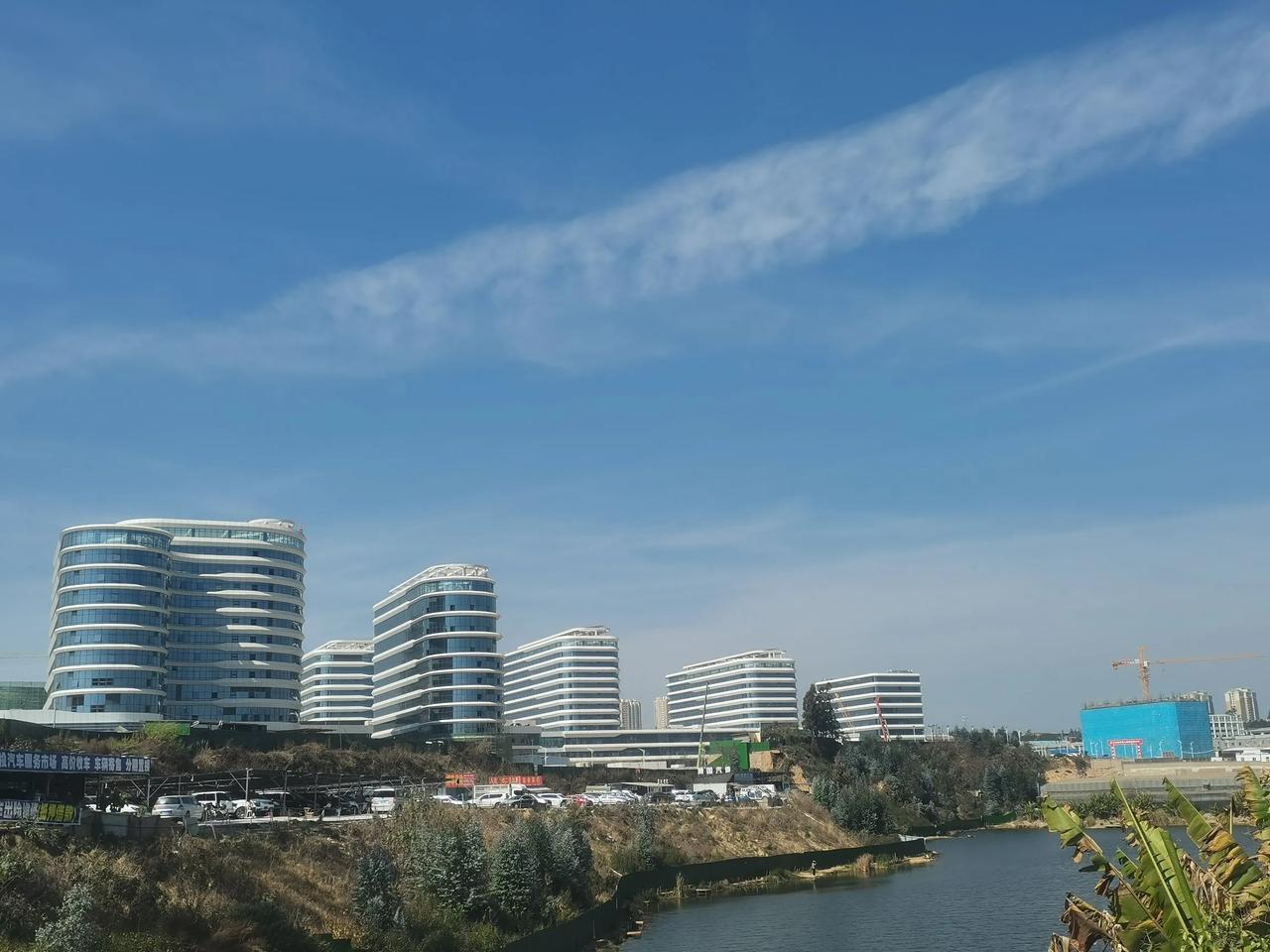 官渡区金马路中段这个昆明市，乃至云南省最大的医院基本成形了，还有两期在还没有建好