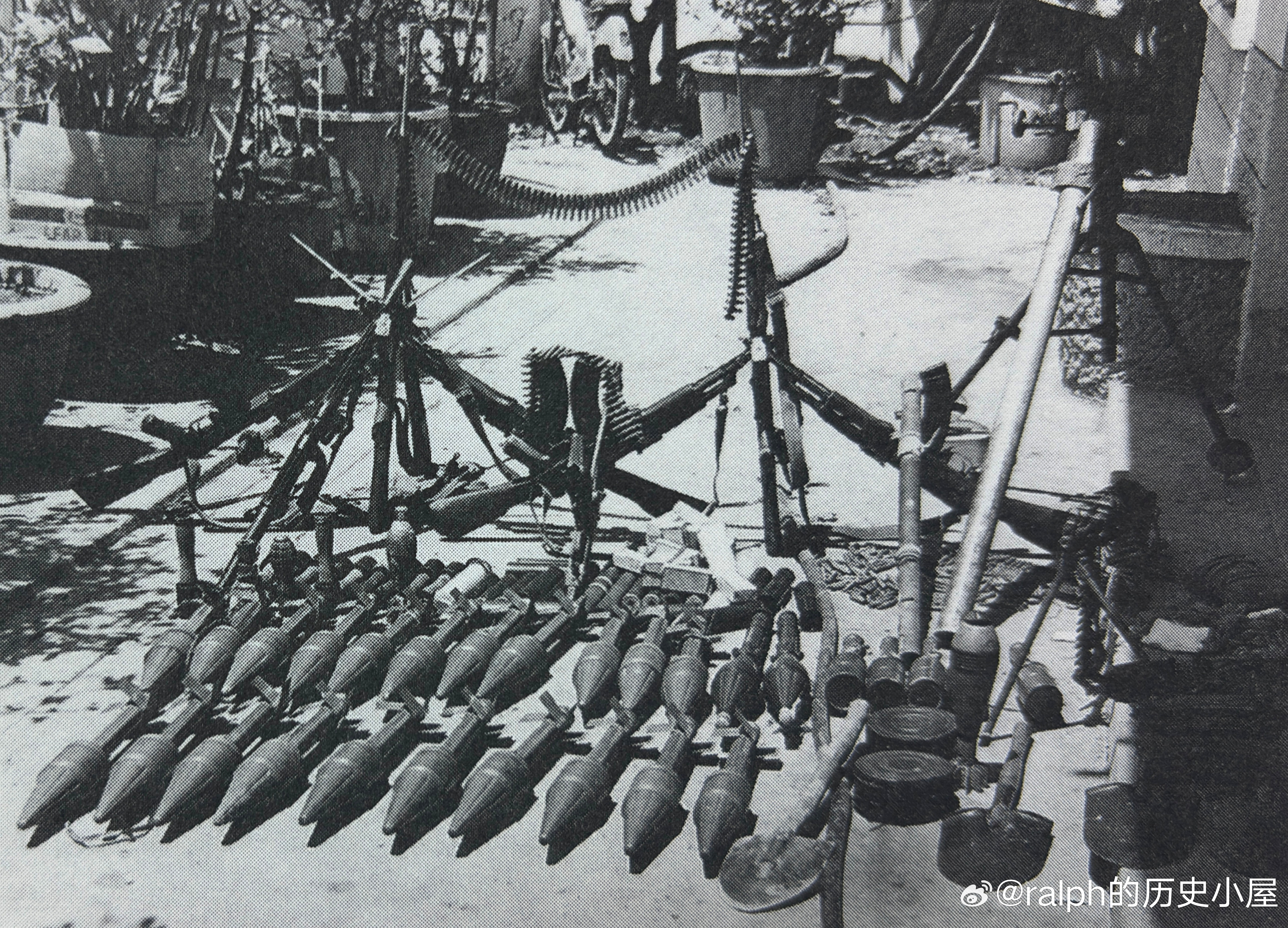 1968年5月美军展示在西贡新山一空军基地附近作战缴获的越军武器军事历史全触达