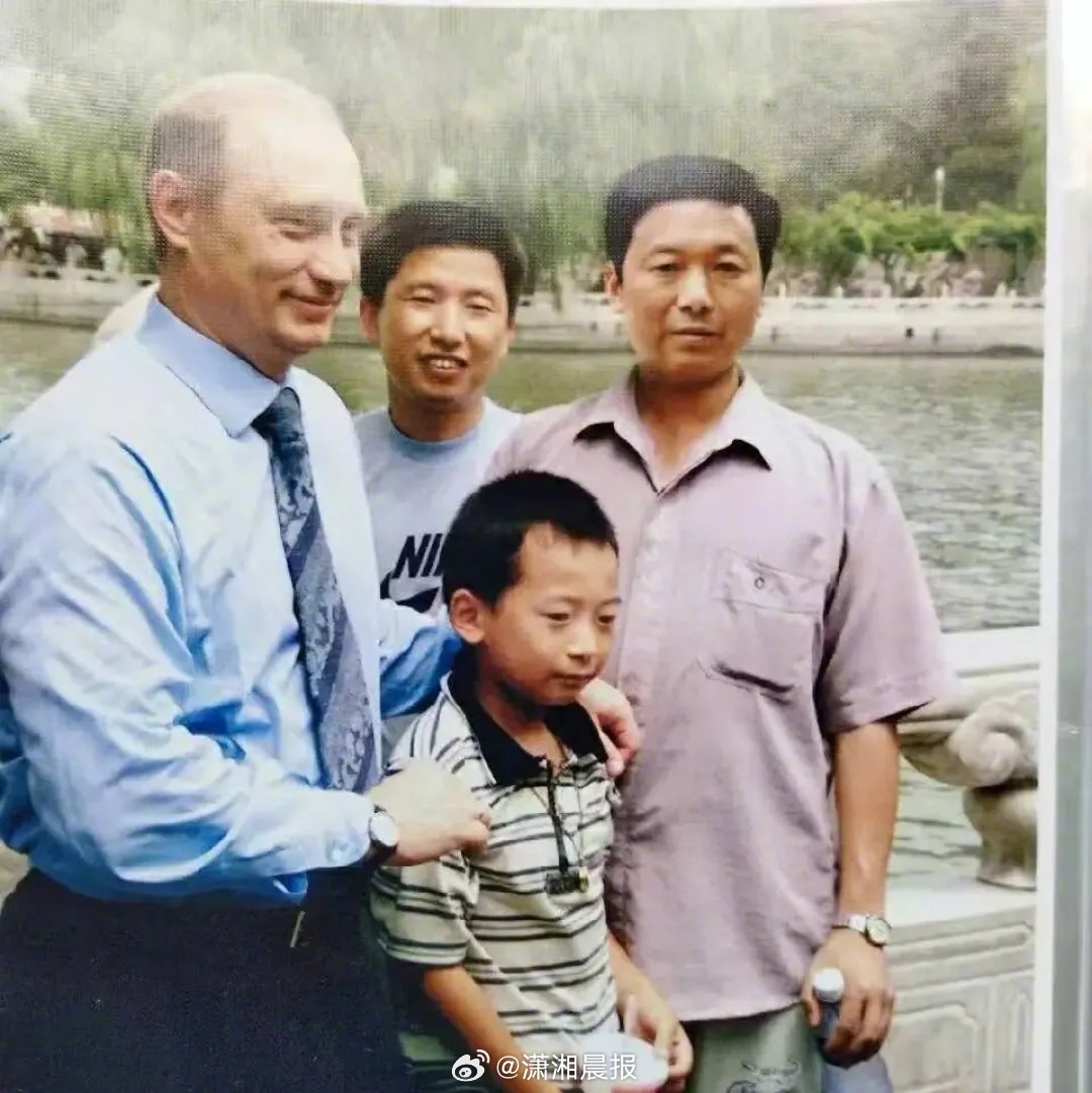 【奇妙的缘分！#26年后再见面普京互赠礼物都是瓷器#，#普京抱过的中国男孩讲述2