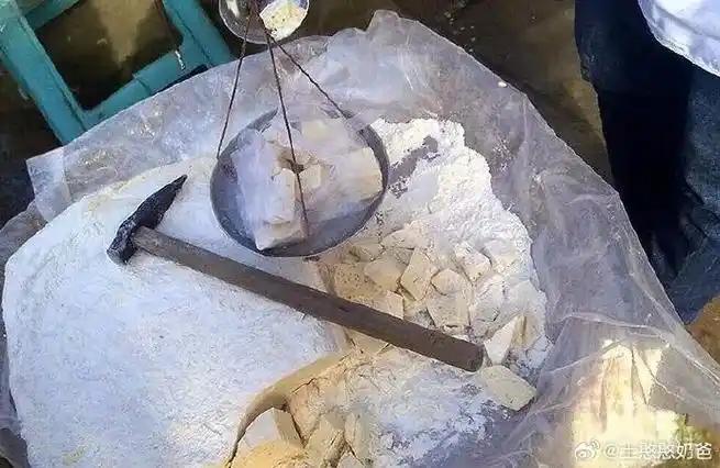 作者：吴高龙
 
如今楼下，总能听见收废品的三轮车穿行而过，吆喝声此起彼伏。家中