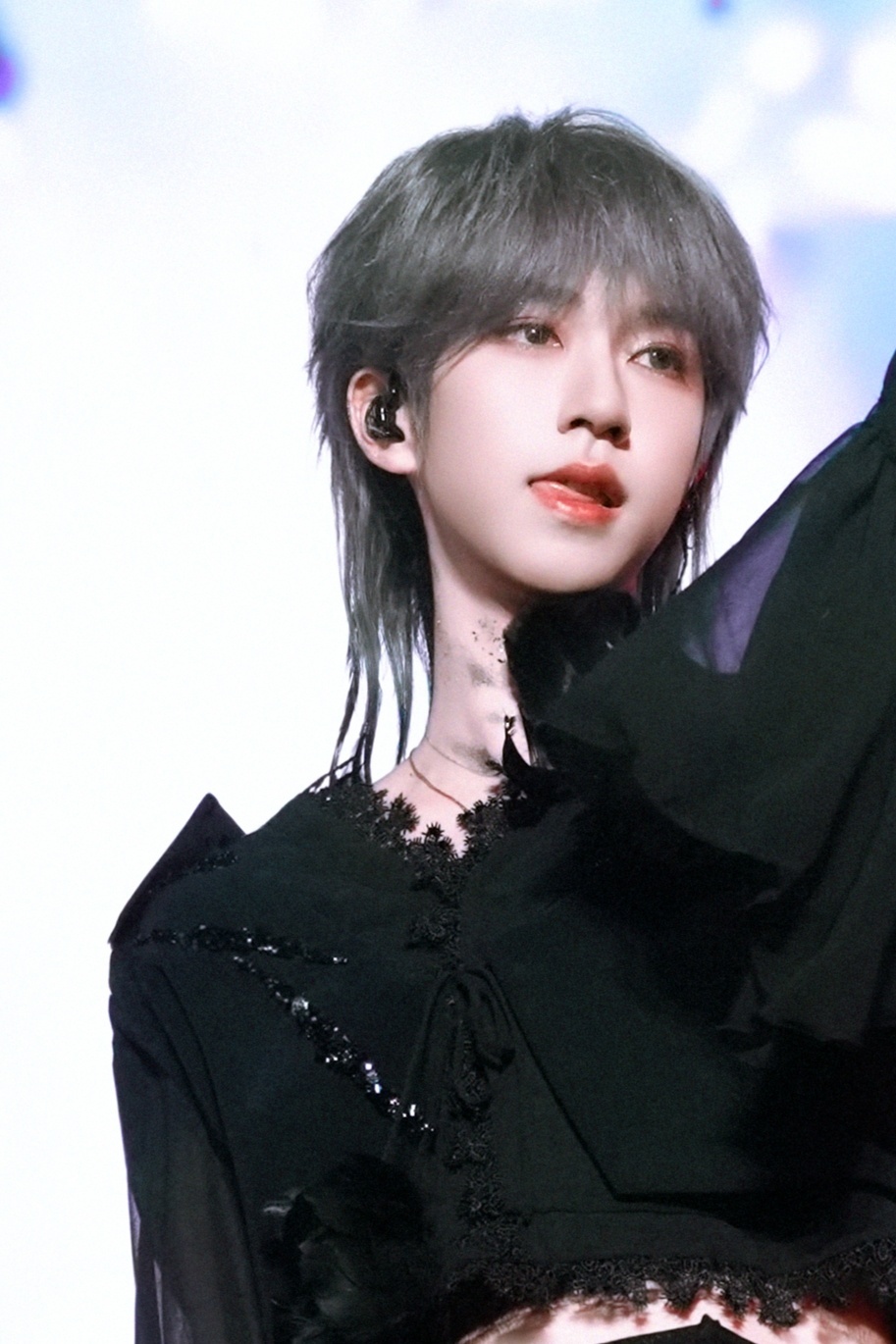 贺峻霖  ୧⍤⃝🐰贺峻霖 二代唯一all绿残影-时代少年团-贺峻霖[音乐]“祝